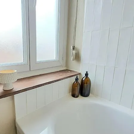 Stunning House With Courtyard - בית נופש *