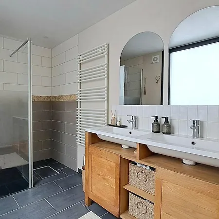 Stunning House With Courtyard - בית נופש
