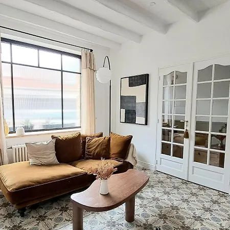 בית נופש Stunning House With Courtyard - *
