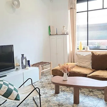 בית נופש Stunning House With Courtyard - *