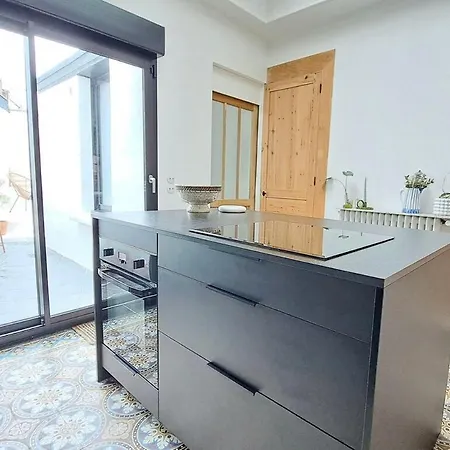 בית נופש Stunning House With Courtyard - *