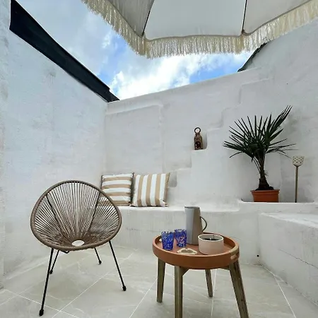 Stunning House With Courtyard - בית נופש טורקואן