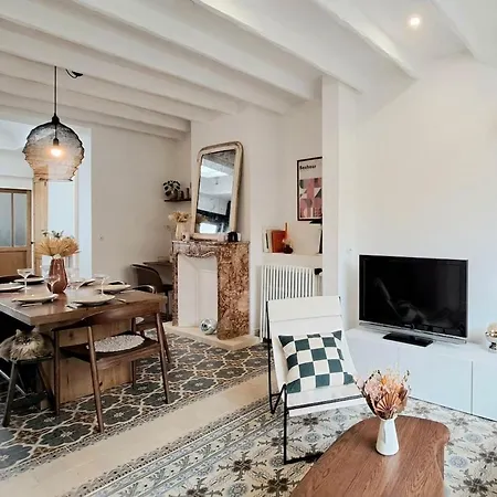 Stunning House With Courtyard - בית נופש