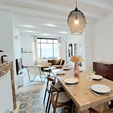 Stunning House With Courtyard - בית נופש *
